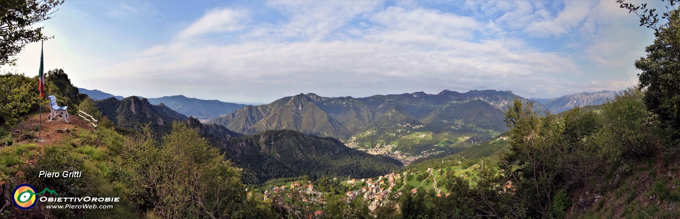 20 Vista panoramica dalla panchina gigante Big Benck 128 su San Pellegrino Terme , le sue frazioni, i suoi monti ed oltre.jpg